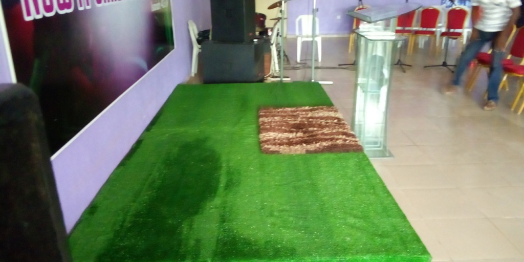 You are currently viewing Artificial Carpet Grass Indoor Installation At Lekki Lagos