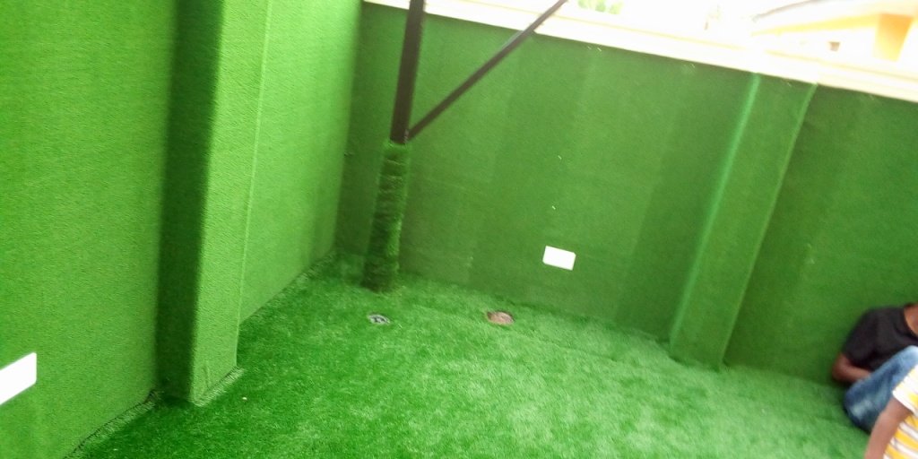 You are currently viewing Artificial Grass Install On Compound Wall And Floor