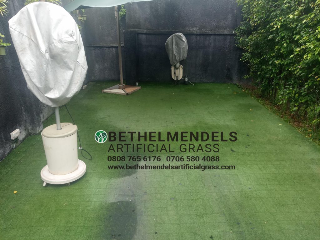 You are currently viewing Re-laying Artificial Grass Installed at Traffic Circle, Lekki.