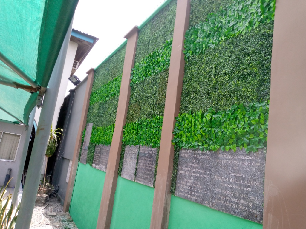 Read more about the article Installation Of Artificial Boxwood edge